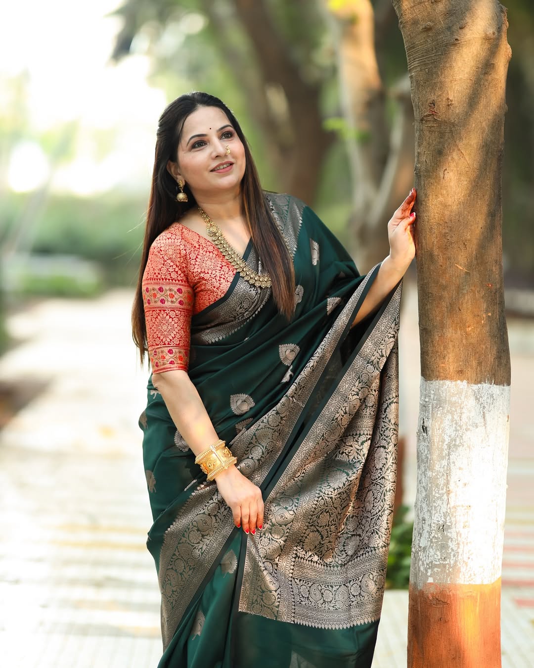 Tremendous Dark Green Soft Silk Saree With Stunning Blouse Piece - Image 6
