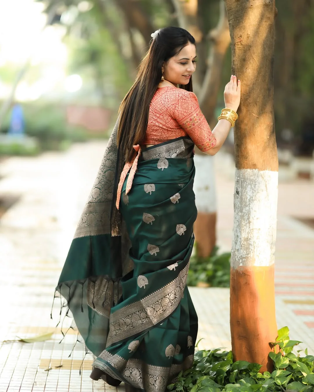 Tremendous Dark Green Soft Silk Saree With Stunning Blouse Piece - Image 7