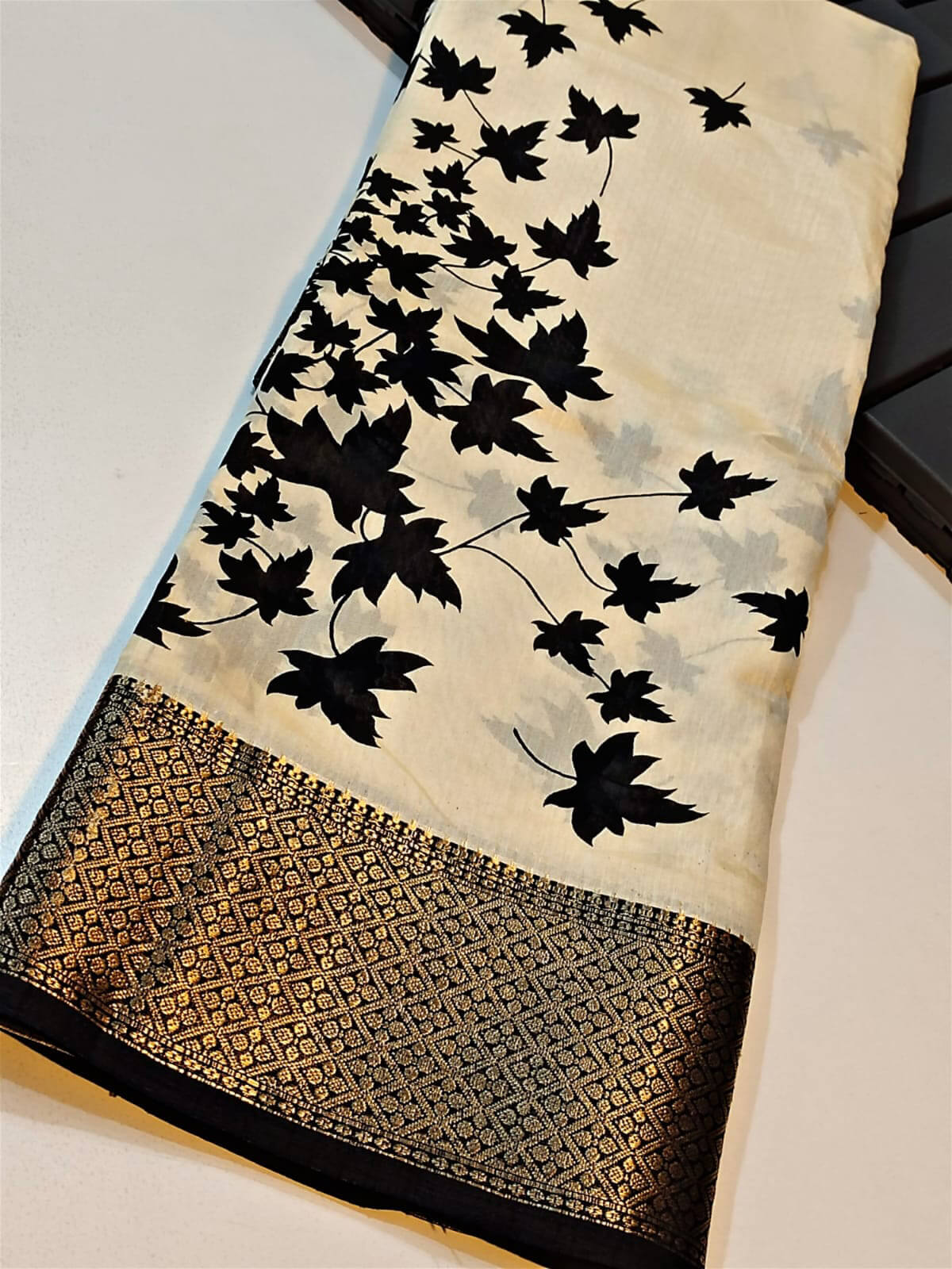 Trendy Off White Digital Printed Soft Silk Saree With Flaunt Blouse Piece - Image 3