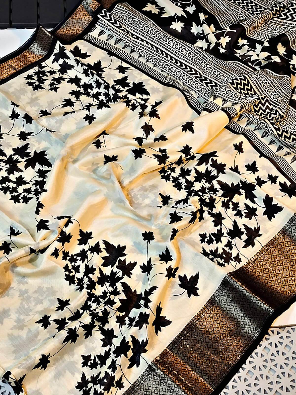 Trendy Off White Digital Printed Soft Silk Saree With Flaunt Blouse Piece - Image 4