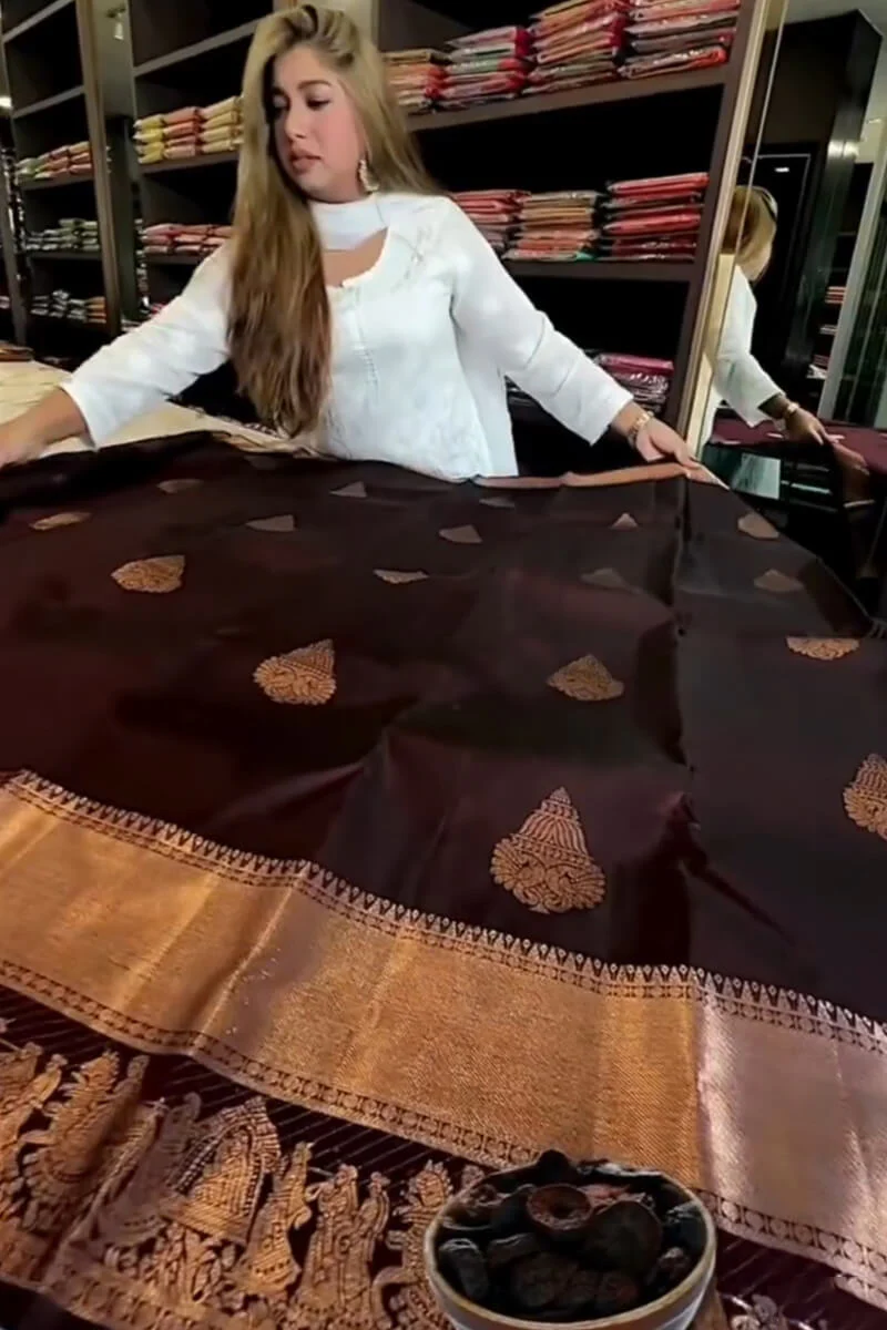 Trendy Purple Soft Banarasi Silk Saree With Forbearance Blouse Piece - Image 5