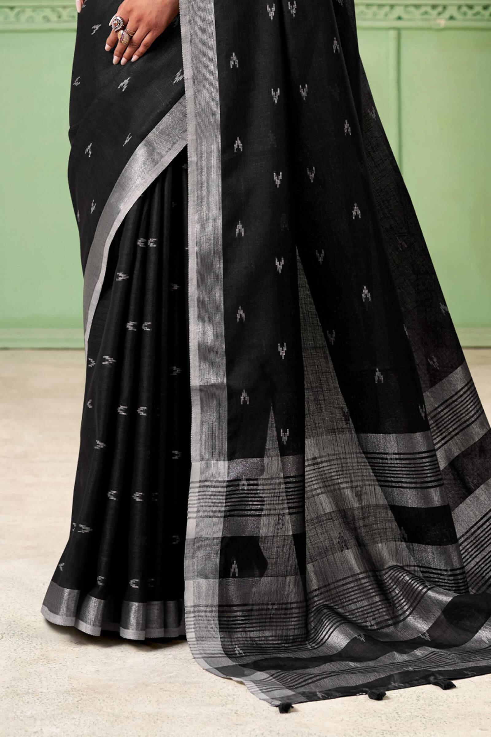 Twirling Black Cotton Silk Saree With Enigmatic Blouse Piece - Image 5