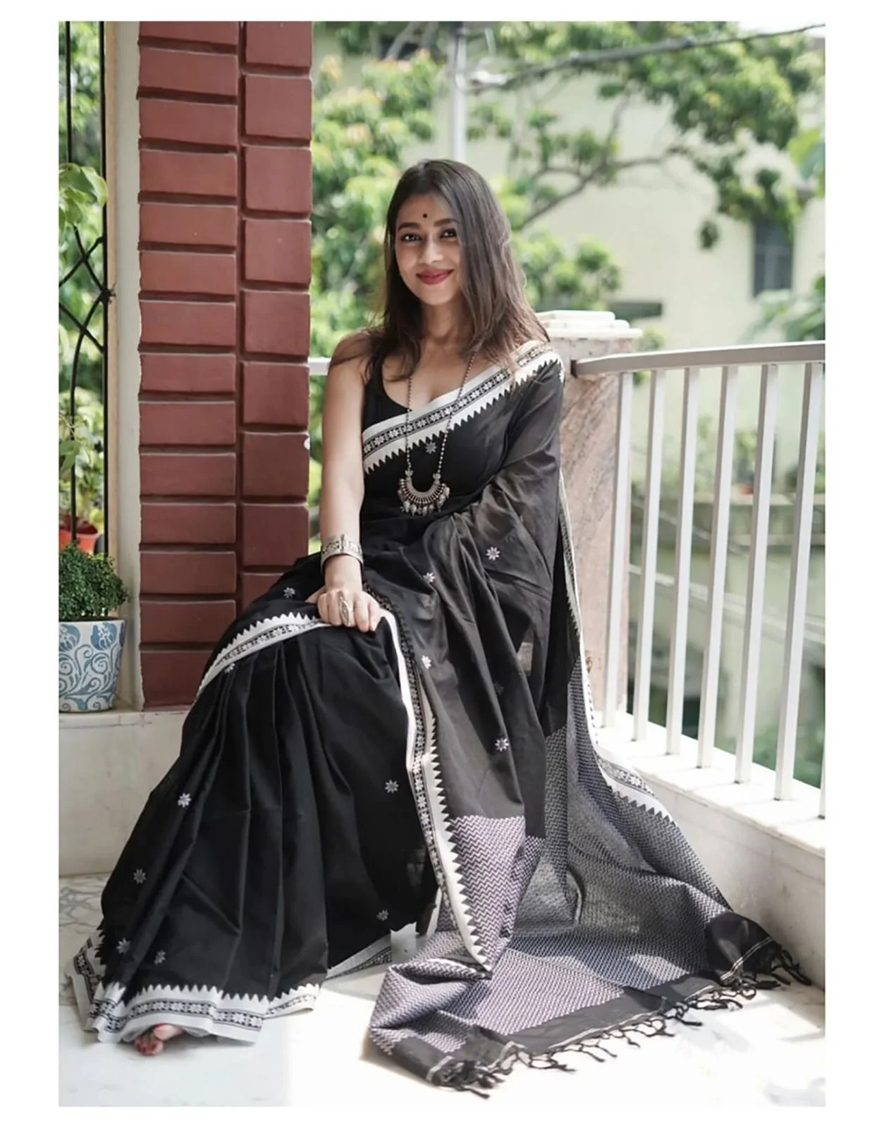 Twirling Black Cotton Silk Saree With Opulent Blouse Piece - Image 3