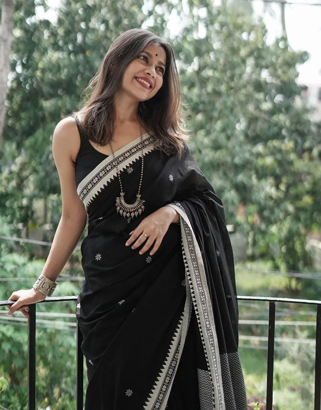 Twirling Black Cotton Silk Saree With Opulent Blouse Piece - Image 5