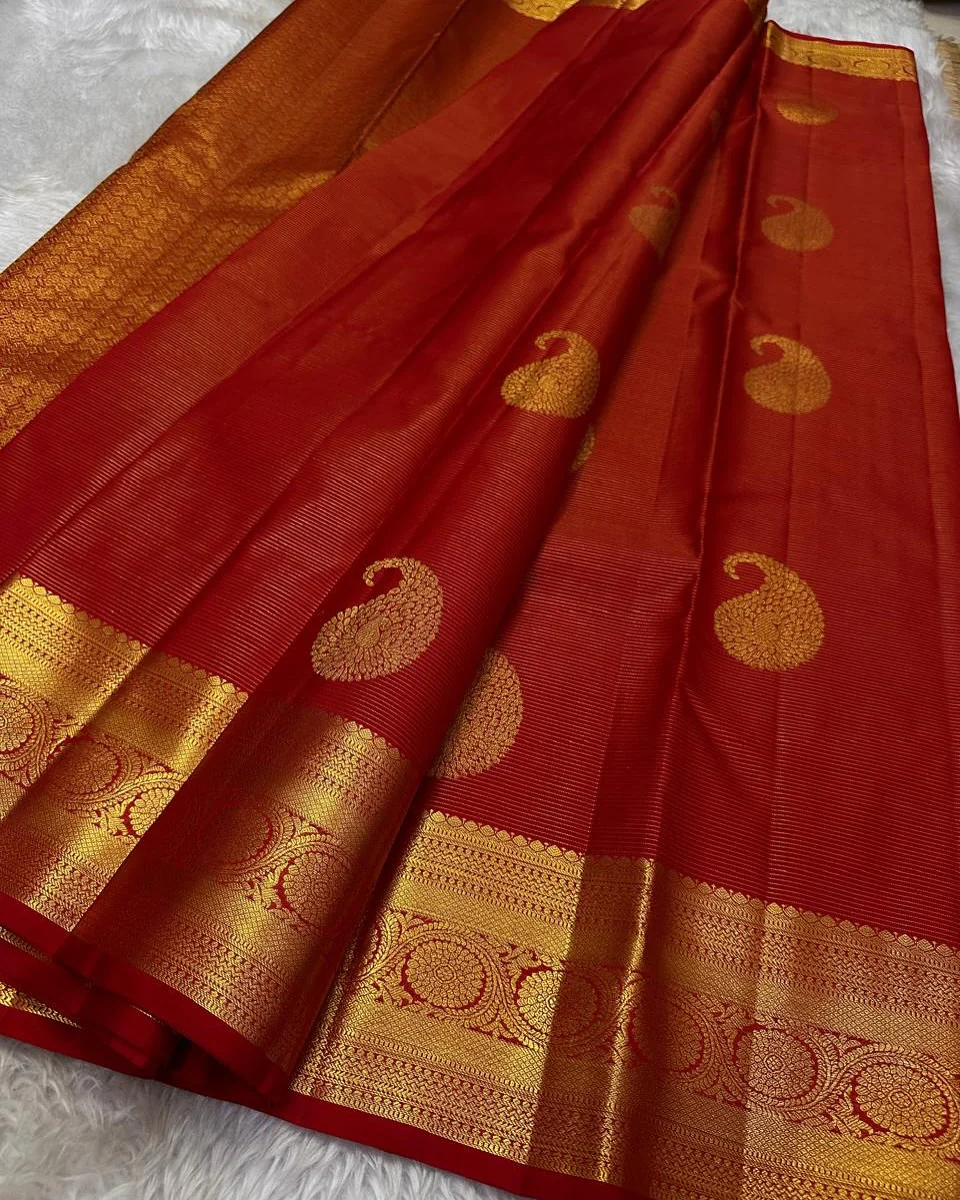 Twirling Red Soft Banarasi Silk Saree With Beauteous Blouse Piece - Image 3