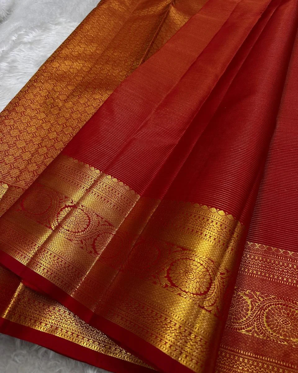 Twirling Red Soft Banarasi Silk Saree With Beauteous Blouse Piece - Image 4