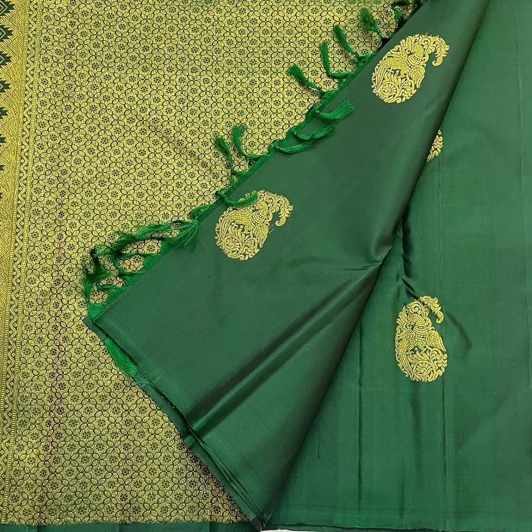 Unequalled Green Soft Banarasi Silk Saree With Designer Blouse Piece - Image 4
