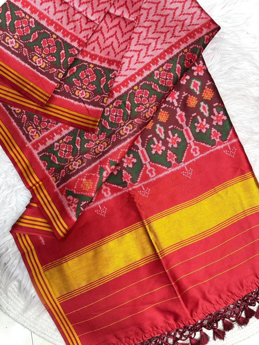 Unequalled Pink Ikkat Printed Patola Silk Saree With Panoply Blouse Piece - Image 2
