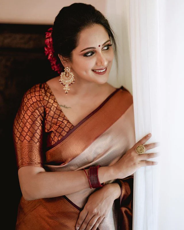 Unique Beige Soft Silk Saree With Extraordinary Blouse Piece - Image 4