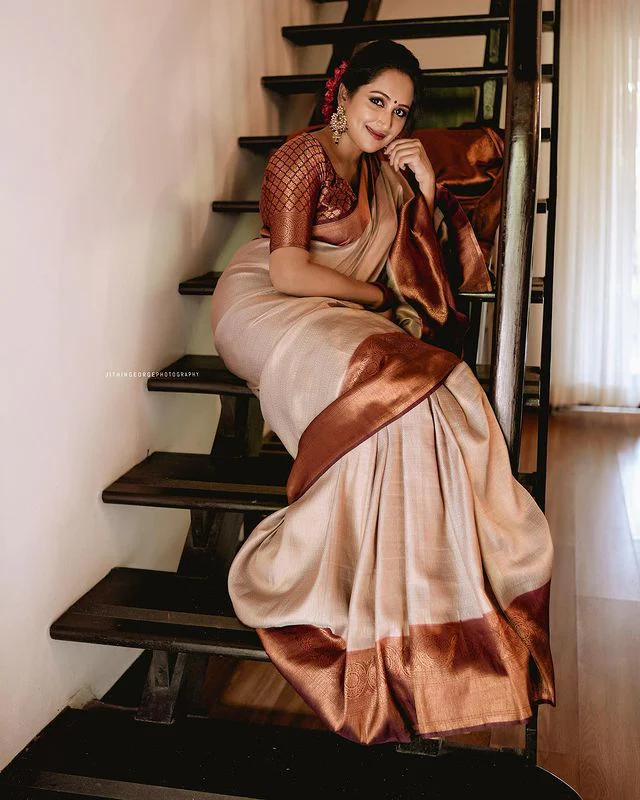Unique Beige Soft Silk Saree With Extraordinary Blouse Piece - Image 7