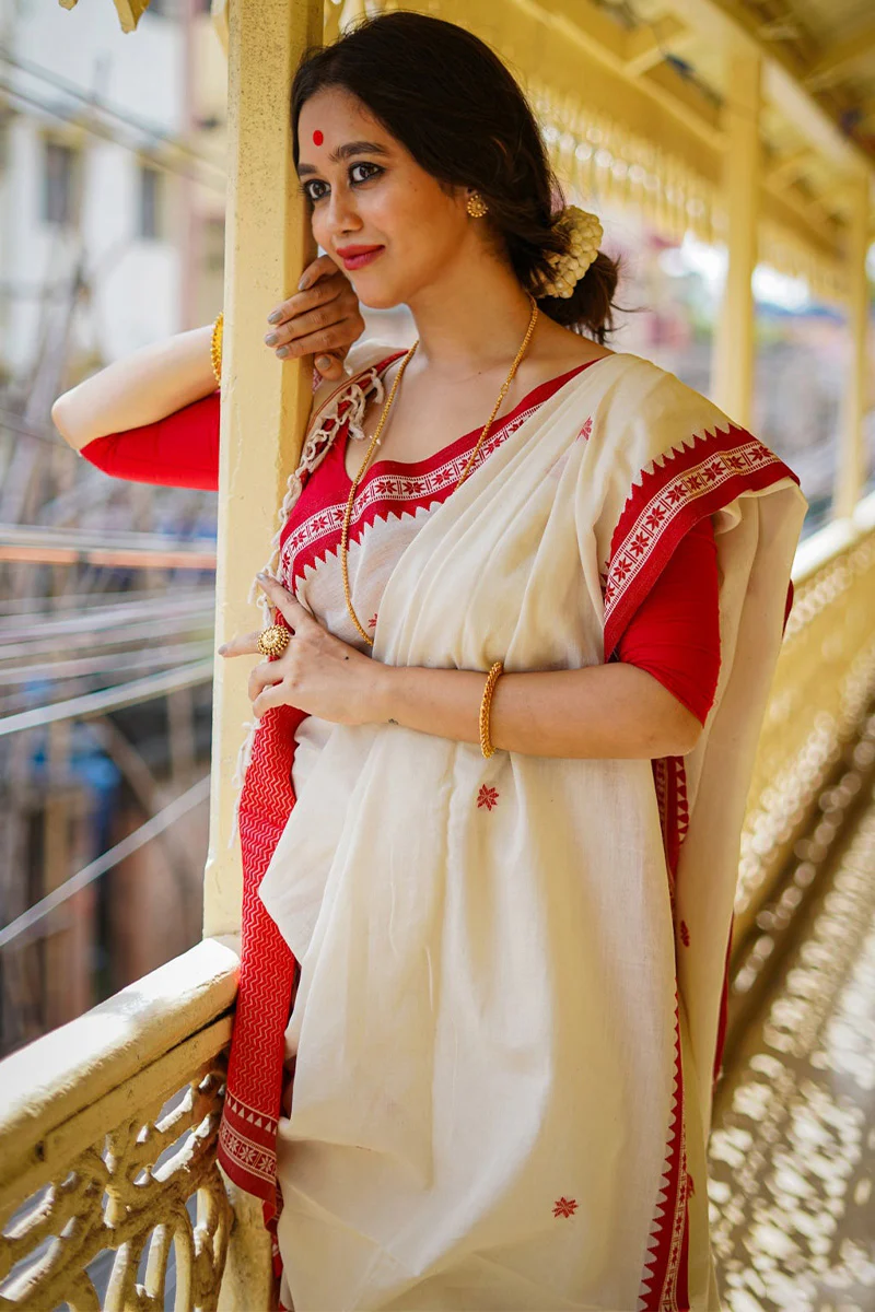 Unique Off White Cotton Silk Saree With Ravishing Blouse Piece - Image 5