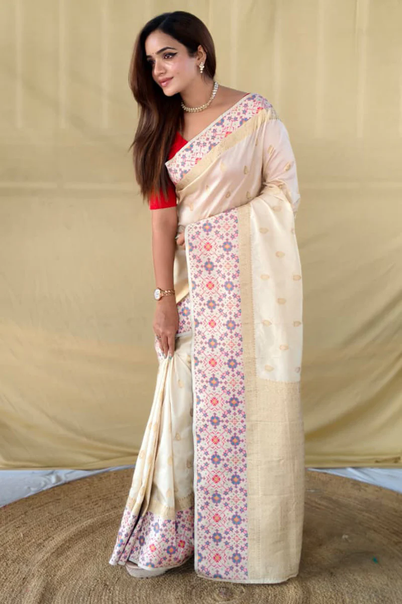 Unique Off White Pure Zari Weaving Banarasi Silk Saree With Girlish Blouse Piece - Image 5