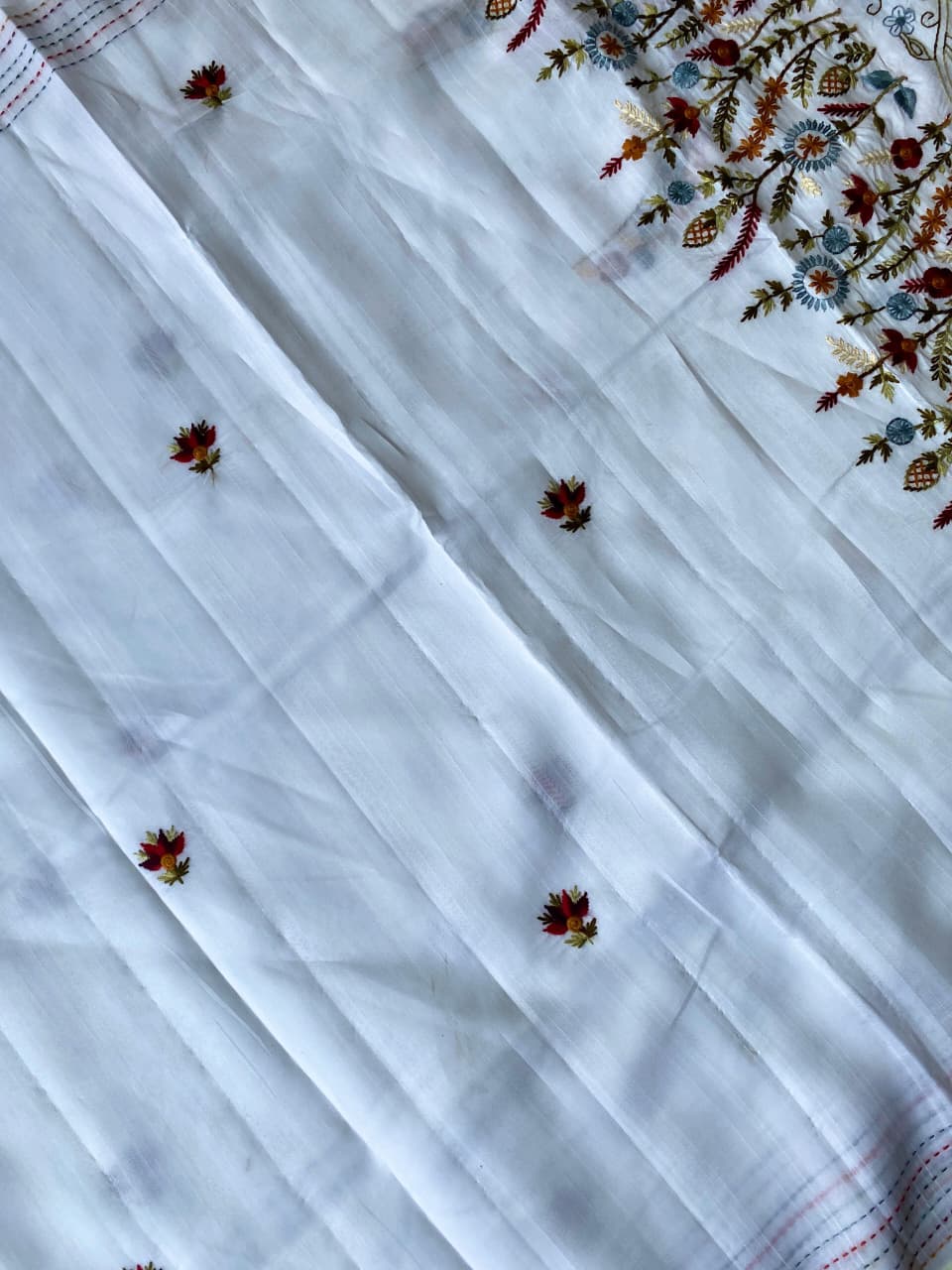 Verdant White Embroidery Work Tussar Silk Saree With Stunner Blouse Piece - Image 4