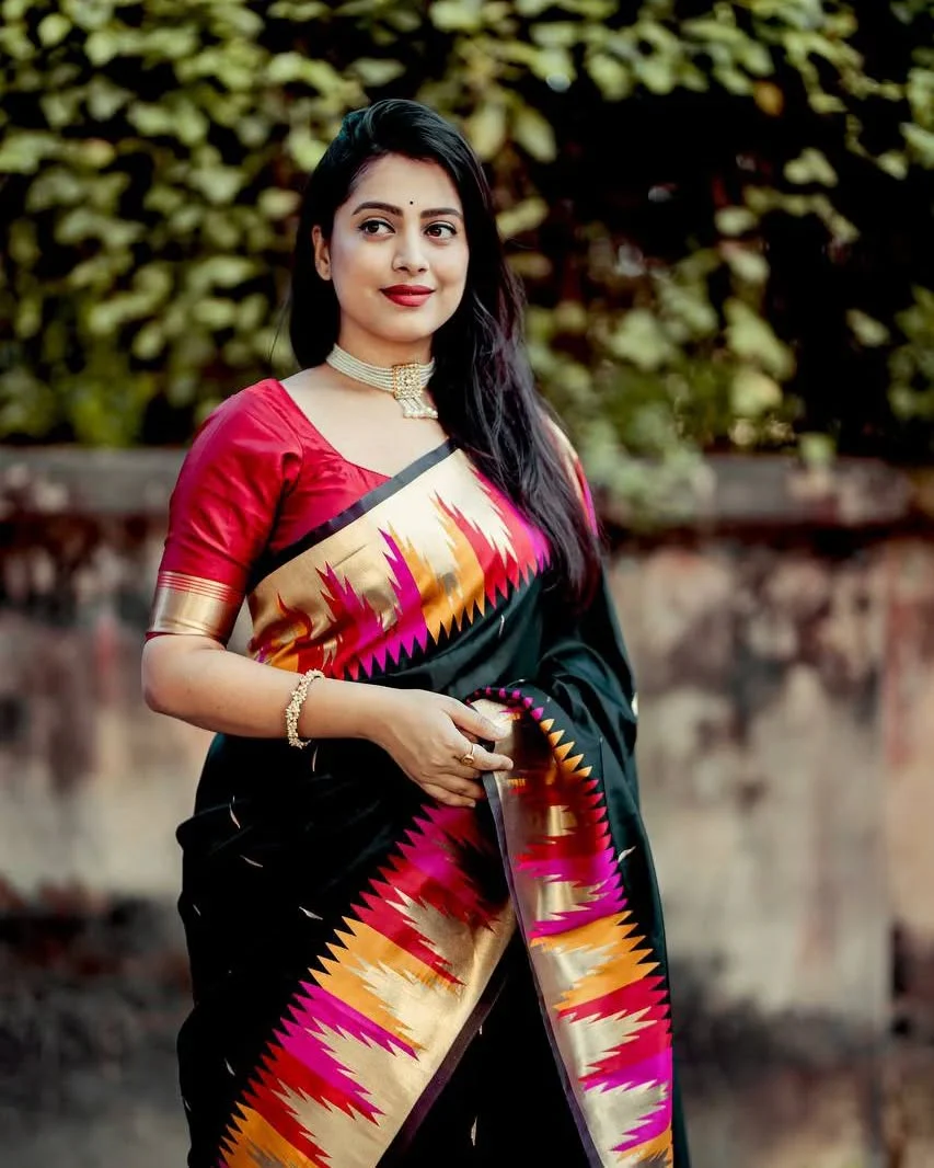 Vestigial Black Soft Silk Saree With Fragrant Blouse Piece - Image 2