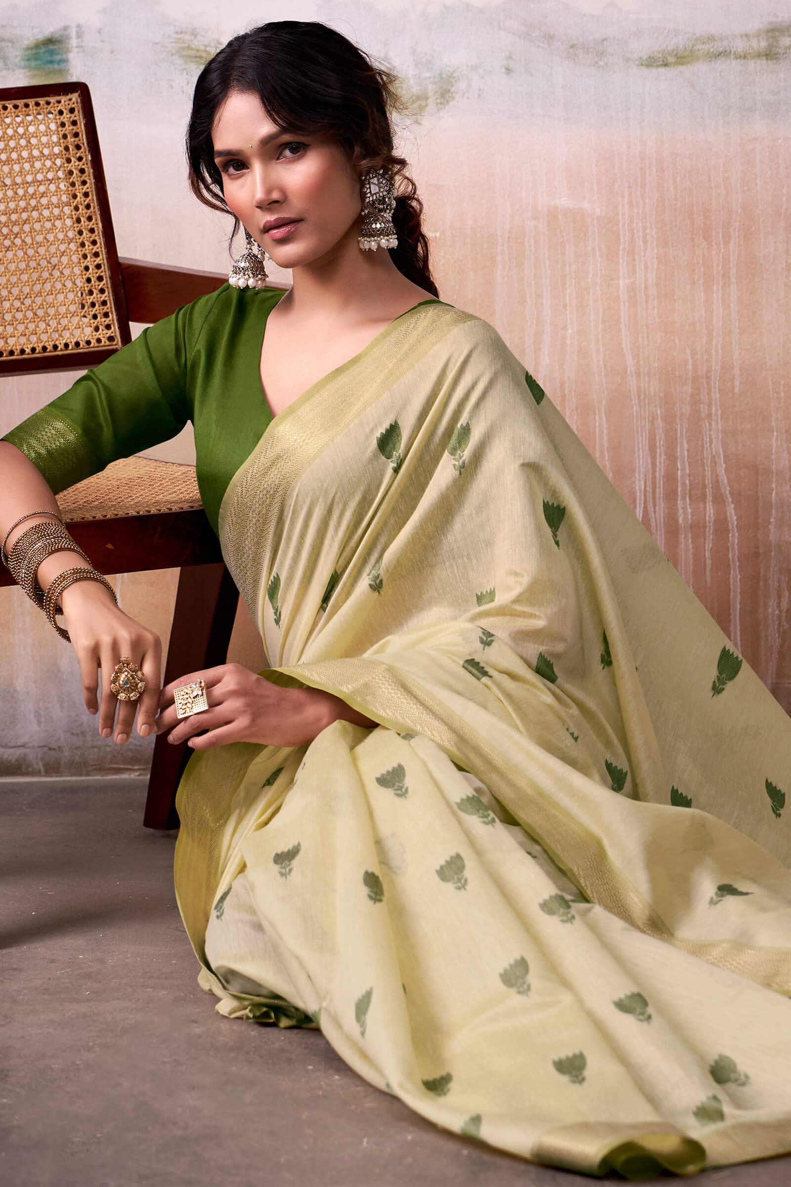 Vivacious Beige Cotton Silk Saree With Majesty Blouse Piece - Image 4