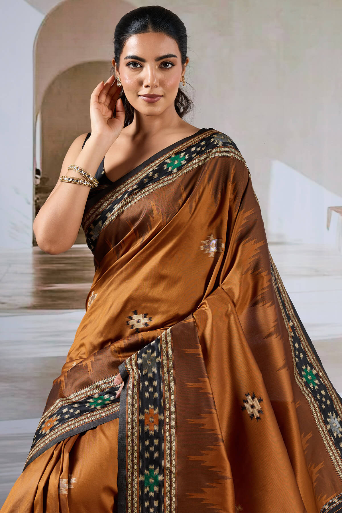 Vivacious Brown Patola Silk Saree with Excellent Blouse Piece - Image 2