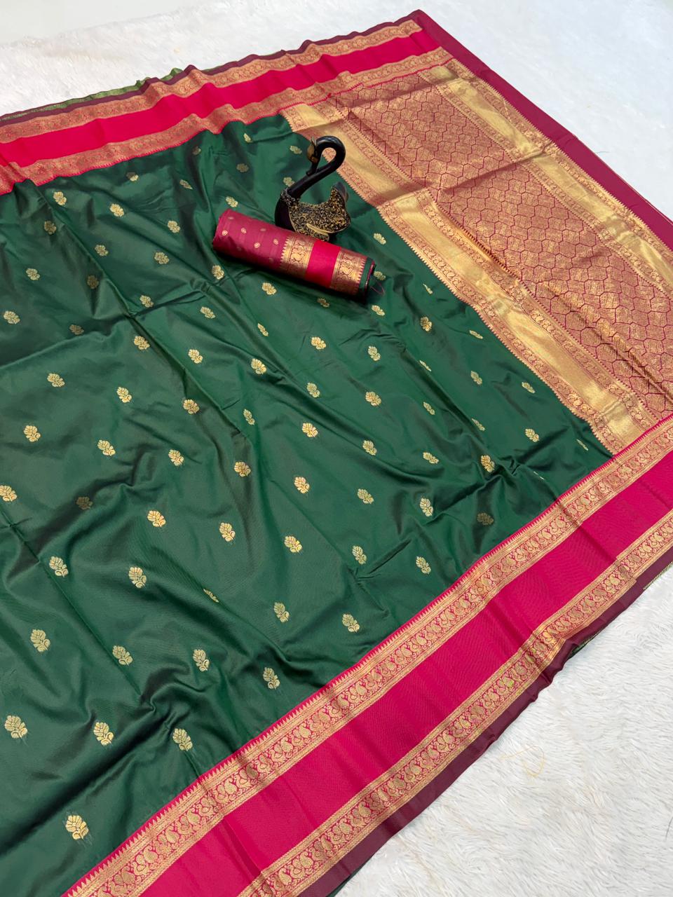 Vivacious Dark Green Soft Banarasi Kathpadar Silk Saree With Blooming Blouse Piece - Image 3
