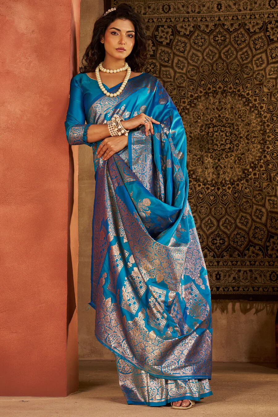 Woebegone Firozi Pure Zari Weaving Banarasi Silk Saree With Seraphic Blouse Piece - Image 3