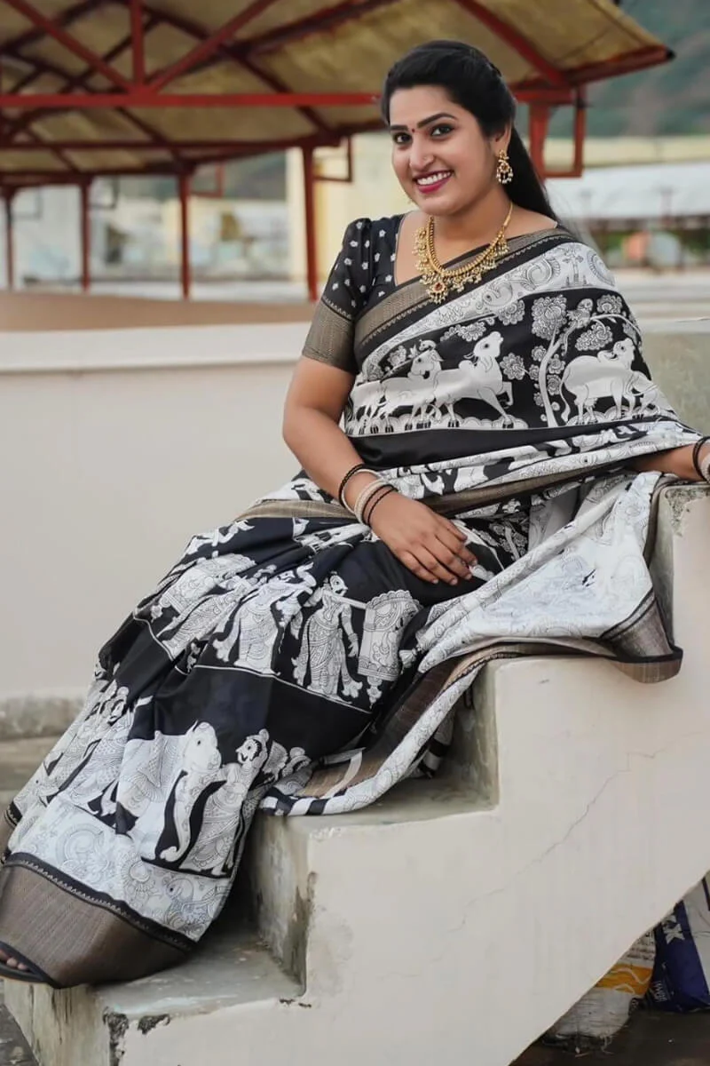 Wonderful Off White Digital Printed Soft Silk Saree With Opulent Blouse Piece - Image 3