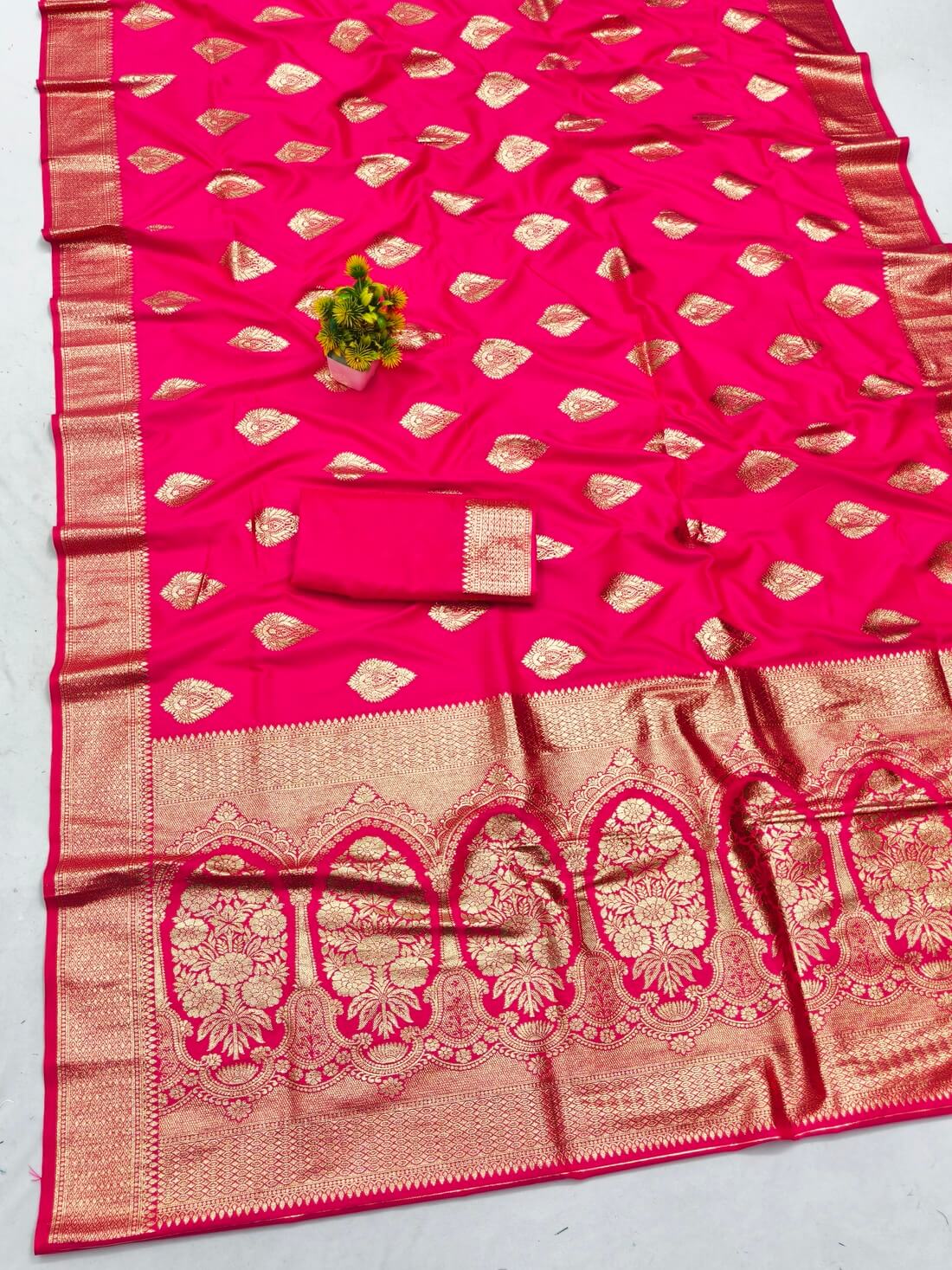 Zephyr Dark Pink Pure Zari Weaving Banarasi Silk Saree With Divine Blouse Piece - Image 2