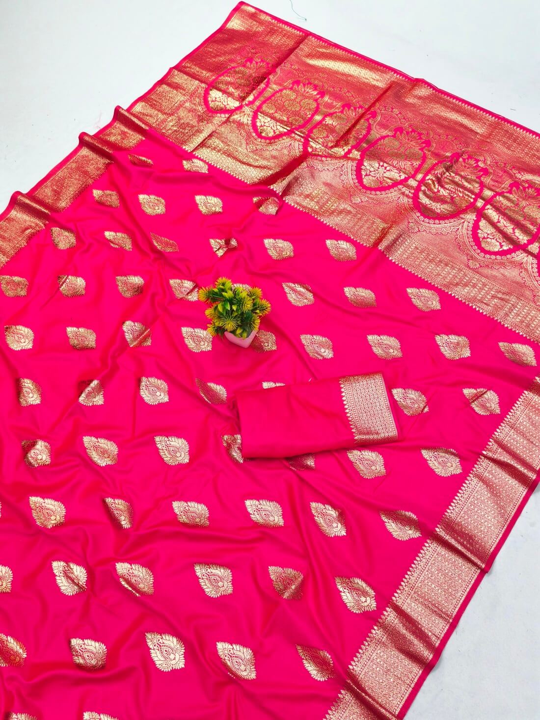 Zephyr Dark Pink Pure Zari Weaving Banarasi Silk Saree With Divine Blouse Piece - Image 3